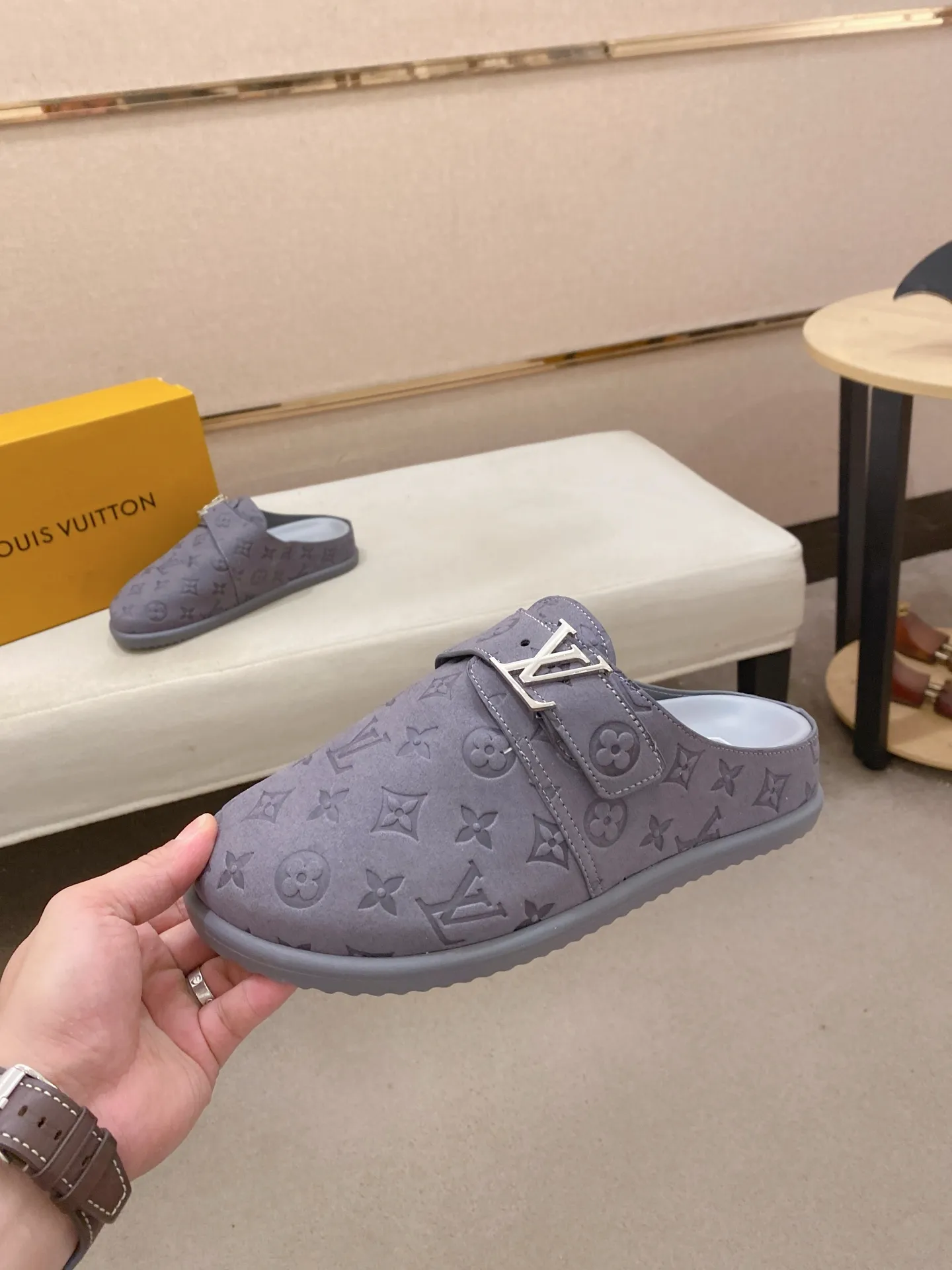 Men's shoes 💰: 360💰LV made 🔍Top purchasing agents, men's spring and summer slippers are available at the same counter. The uppers are made of Italian imported denim with logo graphics and high-quality craftsmanship. The soles are original soles specially provided by the original factory. The exclusive movable molded soles are super comfortable. Original factory follow-up products. 🔍🔍High quality. You can enter and exit the counter at will. Welcome to compare. The code number is 38-44.